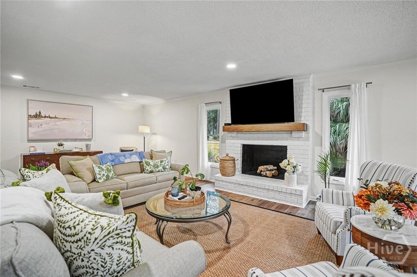 Move-in ready and beautifully renovated, this single-story - photo 6
