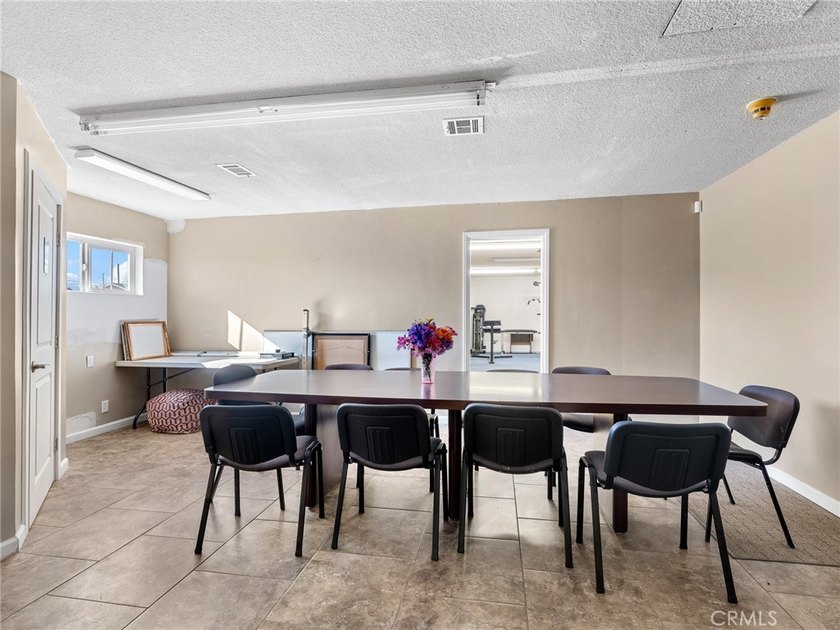 PRIME 3,200 sq ft commercial property on a full acre, offering - photo 12