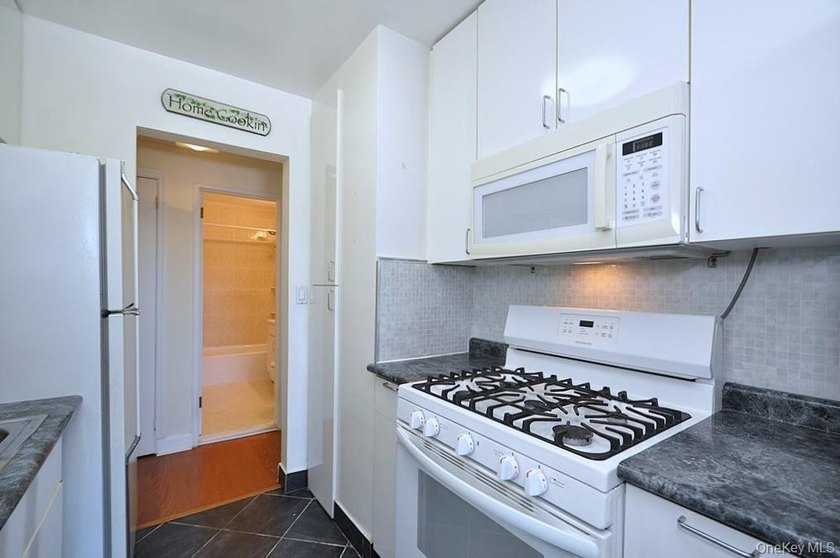 Welcome to Westchester Tower, a sought-after full-service - photo 15