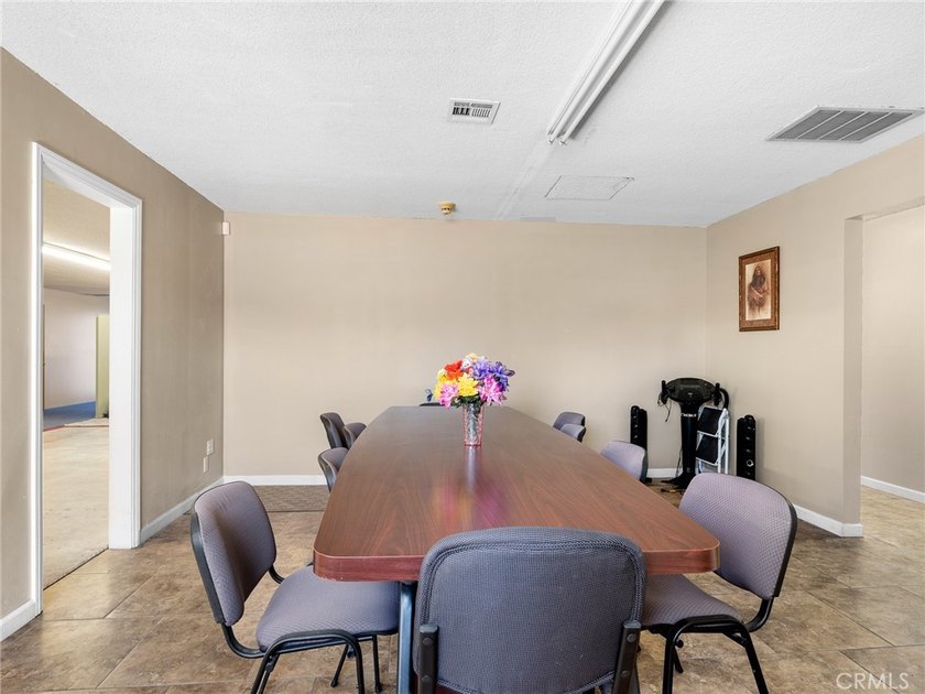 PRIME 3,200 sq ft commercial property on a full acre, offering - photo 16