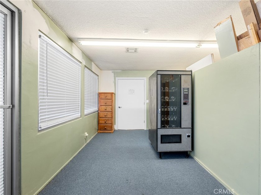 PRIME 3,200 sq ft commercial property on a full acre, offering - photo 21
