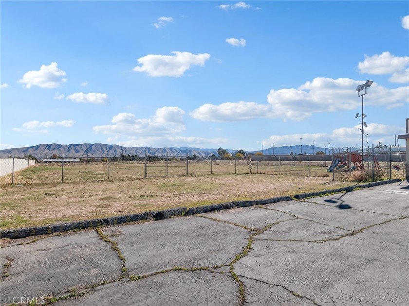 PRIME 3,200 sq ft commercial property on a full acre, offering - photo 24