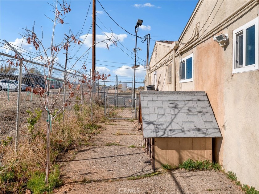 PRIME 3,200 sq ft commercial property on a full acre, offering - photo 29