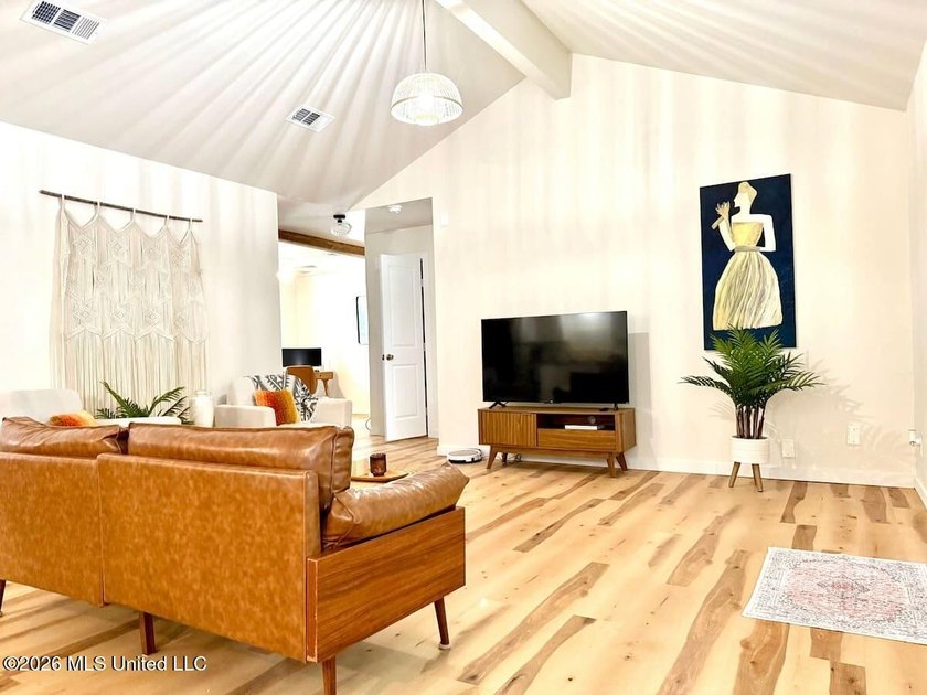 Welcome to this beautifully updated and fully furnished - photo 2