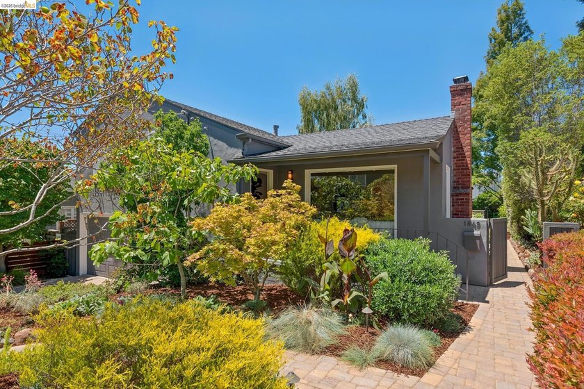 New listing. Exceptional Upper Oakmore Traditional with timeless - photo 3