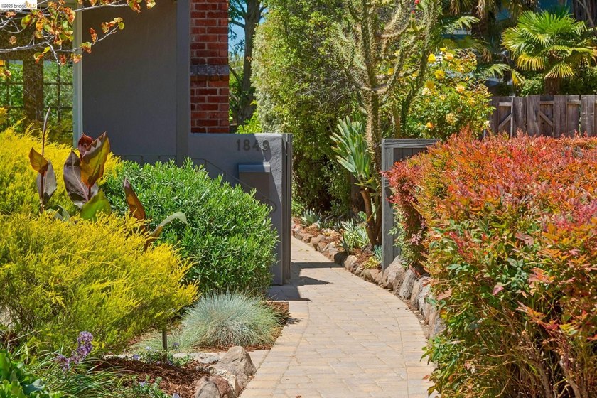New listing. Exceptional Upper Oakmore Traditional with timeless - photo 4