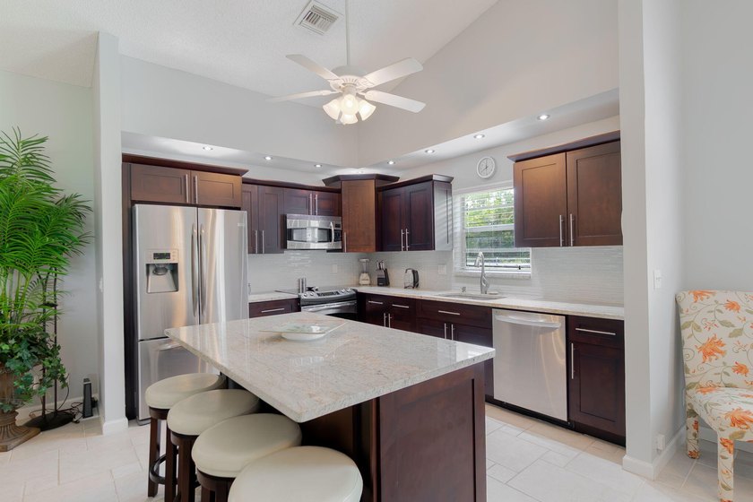Welcome to this beautifully updated, fully furnished, turn-key - photo 7