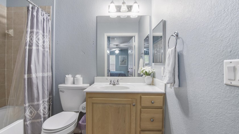 SHORT TERM RENTALS ALLOWED. Don't miss out on this freshly - photo 29
