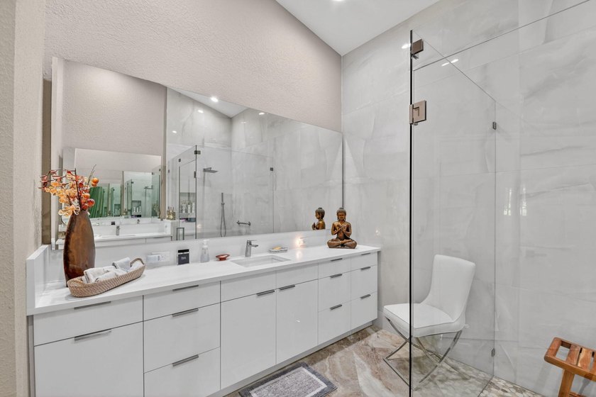 Get ready for Extraordinary! This Decorator/Designer Renovated - photo 32