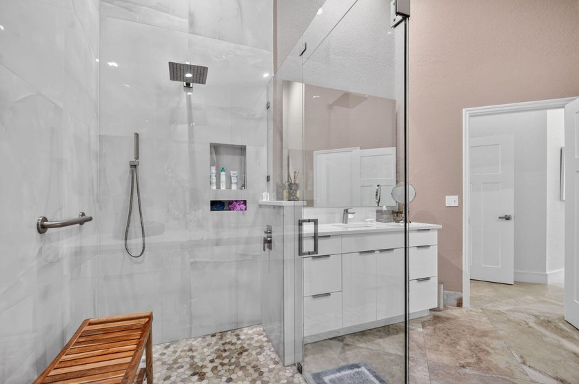 Get ready for Extraordinary! This Decorator/Designer Renovated - photo 34