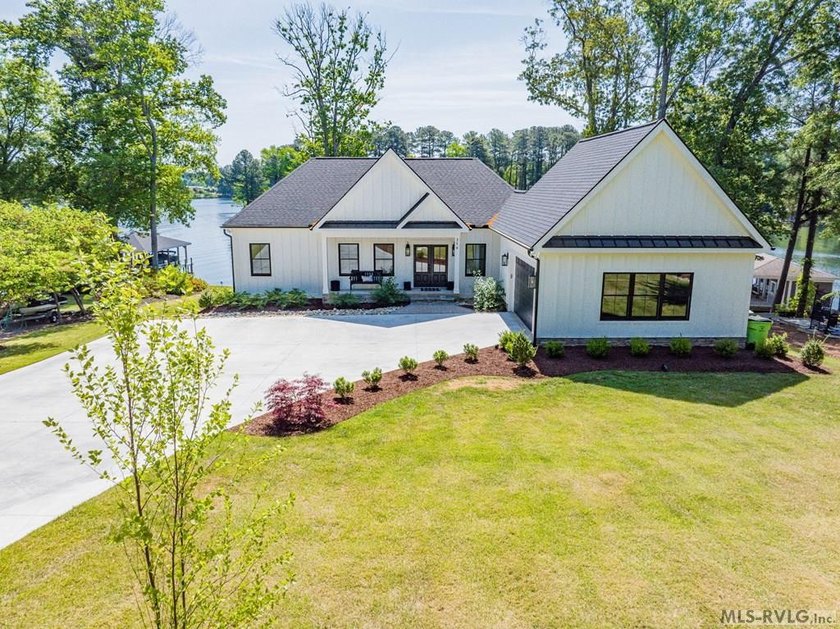 Luxury Lakefront Custom Home with dual living spaces Beautiful - photo 2