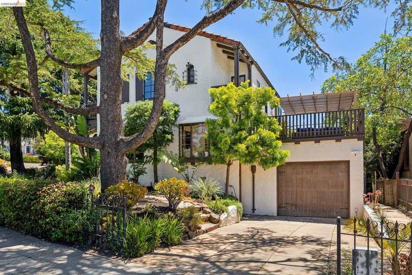This beautiful 1927 Mediterranean blends timeless architecture - photo 3