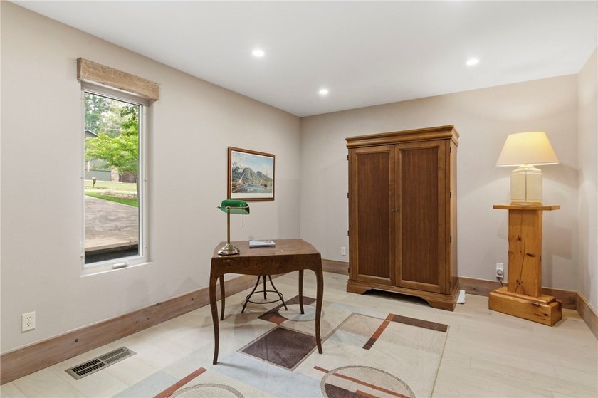Remarkable Beaver Lake living in this custom built lake home - photo 14