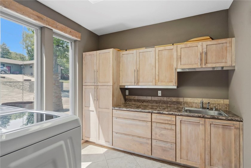 Remarkable Beaver Lake living in this custom built lake home - photo 22