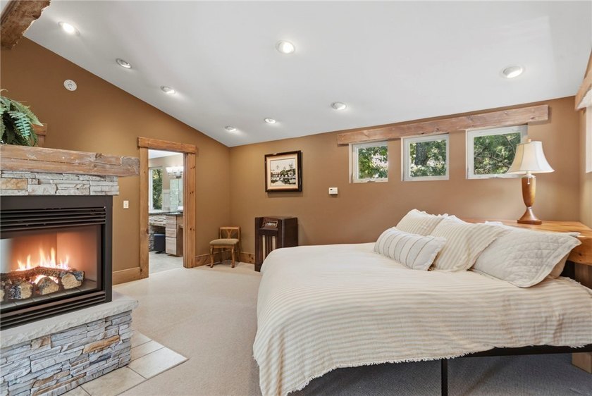 Remarkable Beaver Lake living in this custom built lake home - photo 28