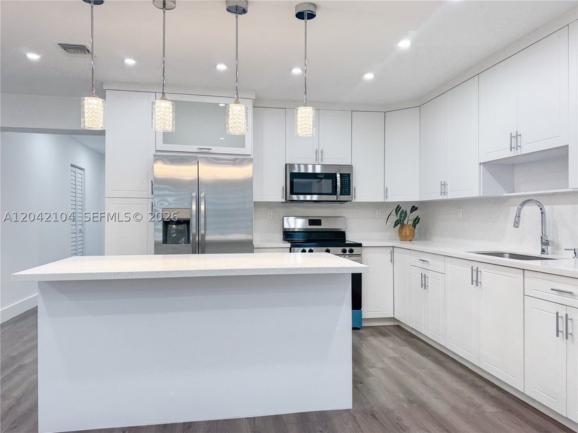 Beautifully maintained, turnkey 4-bedroom, 3-bath single-family - photo 5