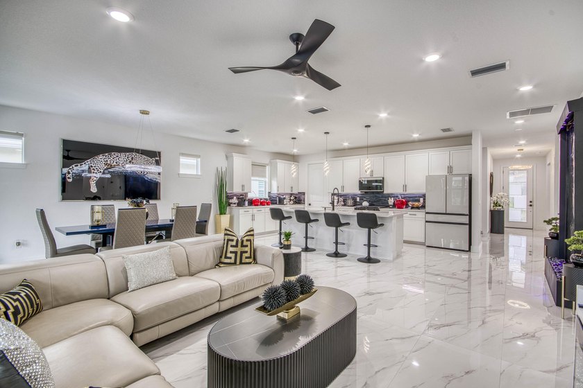 Fully remodeled and impeccably upgraded, this stunning 2 bed 2 - photo 5
