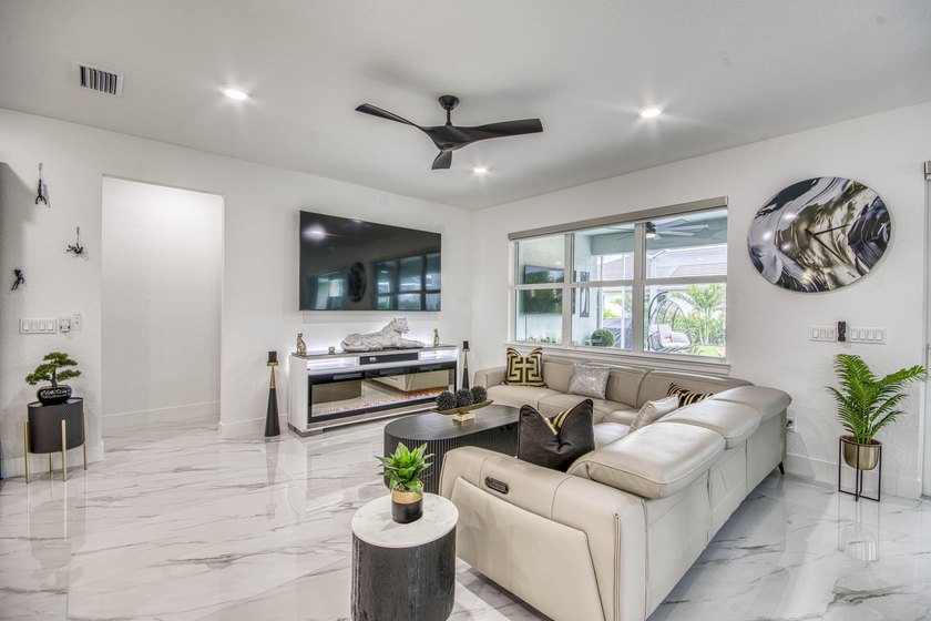 Fully remodeled and impeccably upgraded, this stunning 2 bed 2 - photo 8