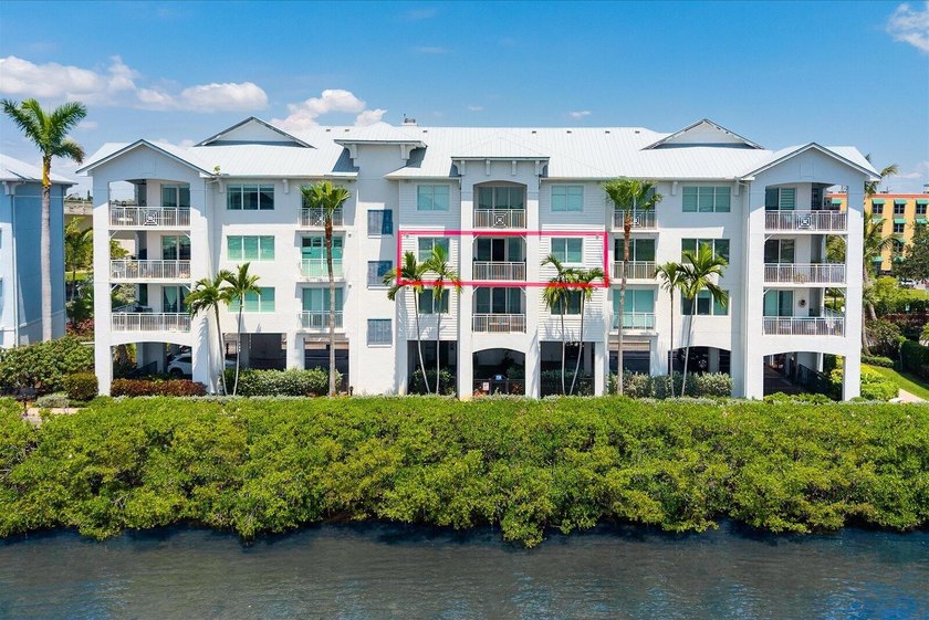 Waterfront condo living in the heart of Stuart's marina district - photo 2
