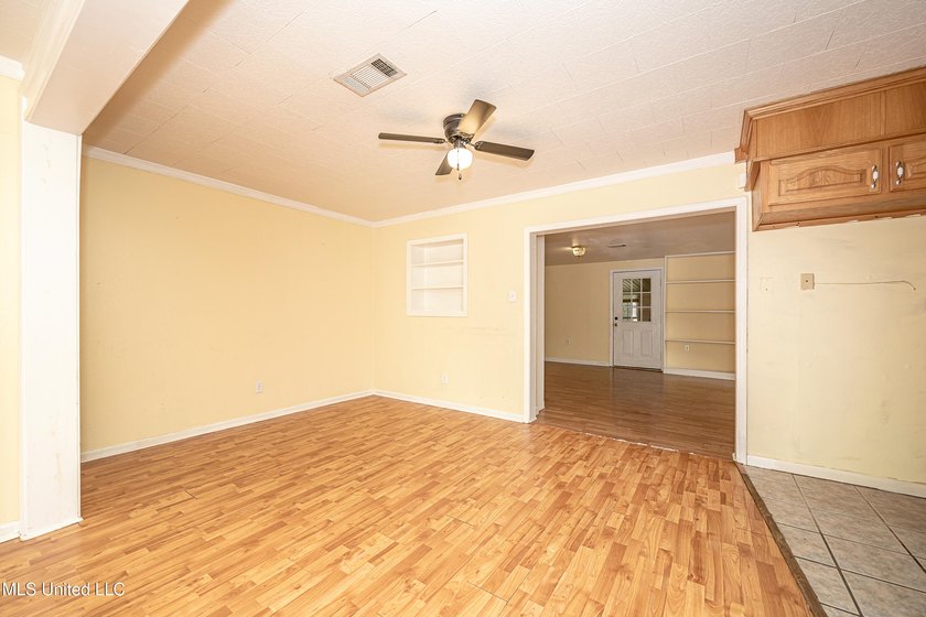 APPROVED SHORT SALE! 3 Bedrooms | 2 Bathrooms, Large bonus room - photo 12