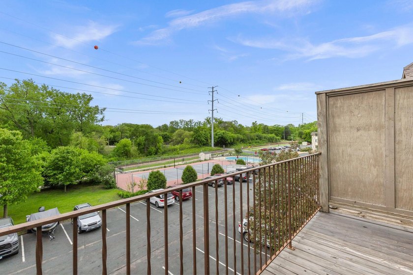 Affordable lake living at Medicine Lake! This top-floor 1-bed - photo 12