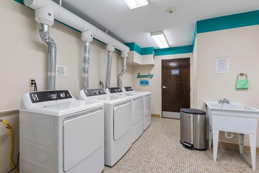 Affordable lake living at Medicine Lake! This top-floor 1-bed - photo 14