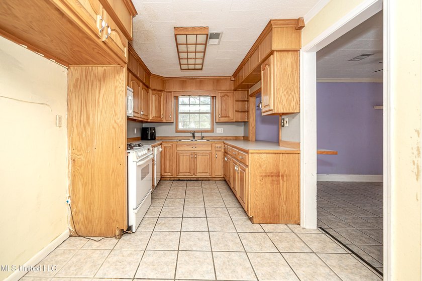 APPROVED SHORT SALE! 3 Bedrooms | 2 Bathrooms, Large bonus room - photo 15