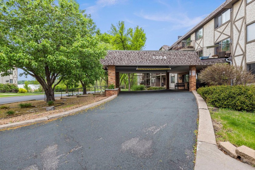 Affordable lake living at Medicine Lake! This top-floor 1-bed - photo 16