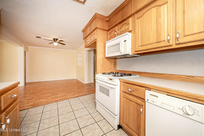 APPROVED SHORT SALE! 3 Bedrooms | 2 Bathrooms, Large bonus room - photo 18