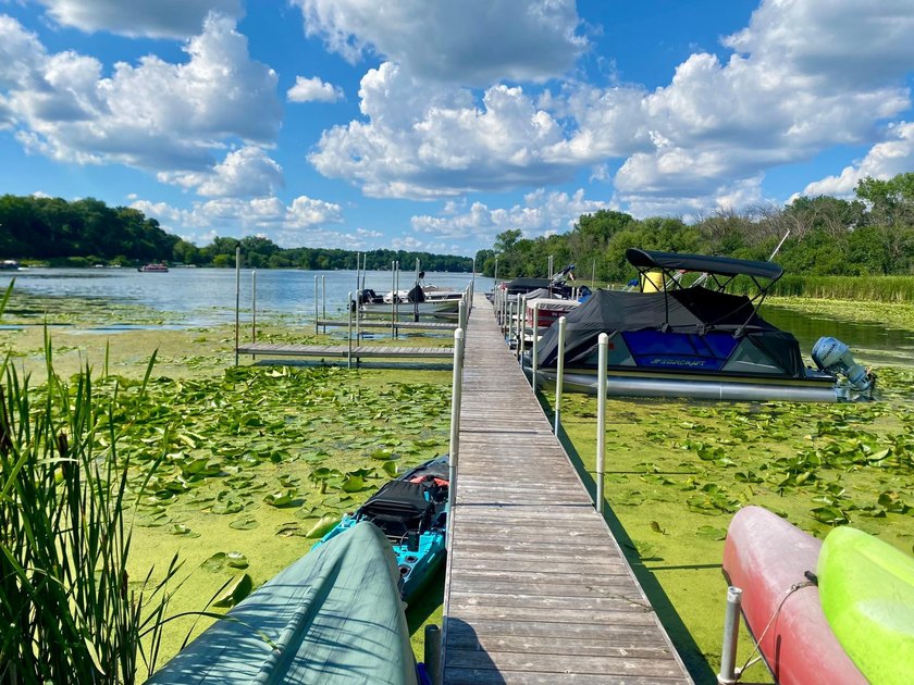 Affordable lake living at Medicine Lake! This top-floor 1-bed - photo 21
