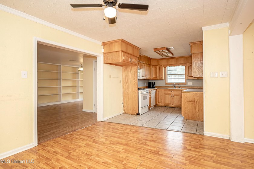 APPROVED SHORT SALE! 3 Bedrooms | 2 Bathrooms, Large bonus room - photo 22