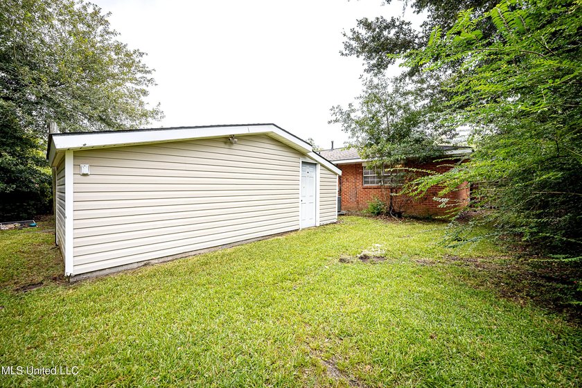 APPROVED SHORT SALE! 3 Bedrooms | 2 Bathrooms, Large bonus room - photo 41