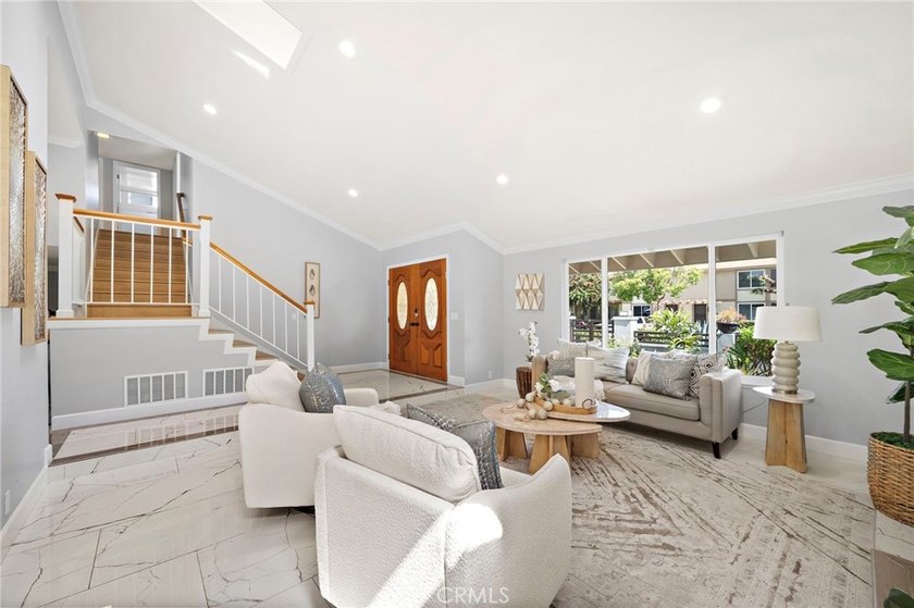 Welcome to this beautifully upgraded 6-bedroom, 3-bathroom home - photo 6