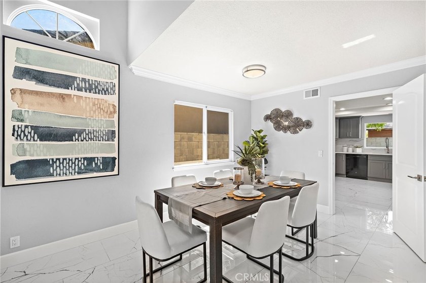 Welcome to this beautifully upgraded 6-bedroom, 3-bathroom home - photo 8