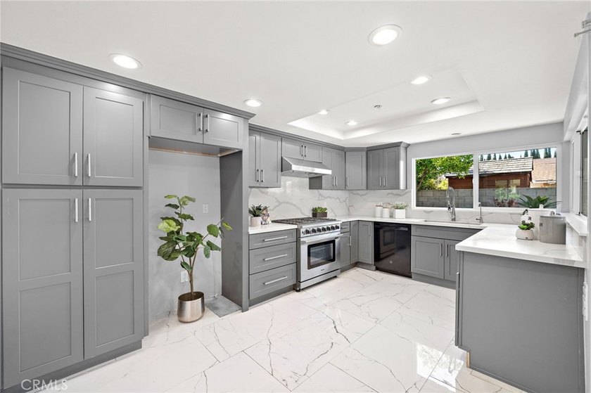 Welcome to this beautifully upgraded 6-bedroom, 3-bathroom home - photo 9