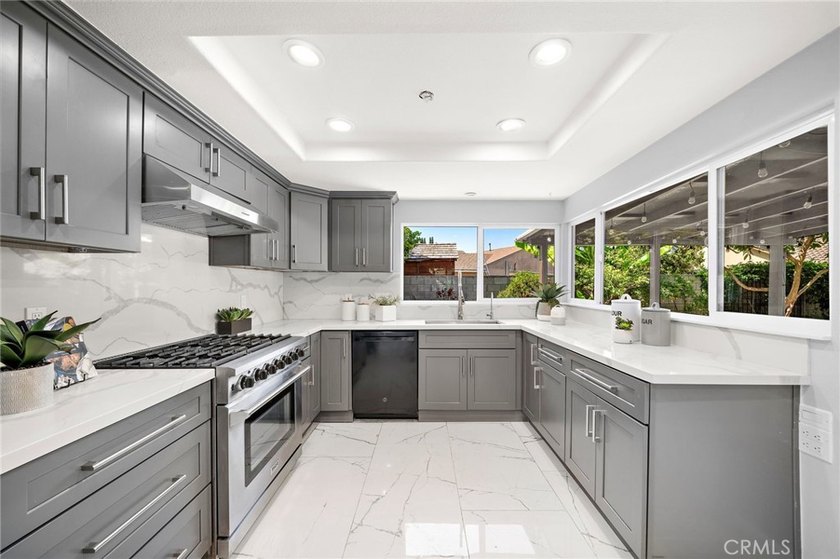 Welcome to this beautifully upgraded 6-bedroom, 3-bathroom home - photo 10