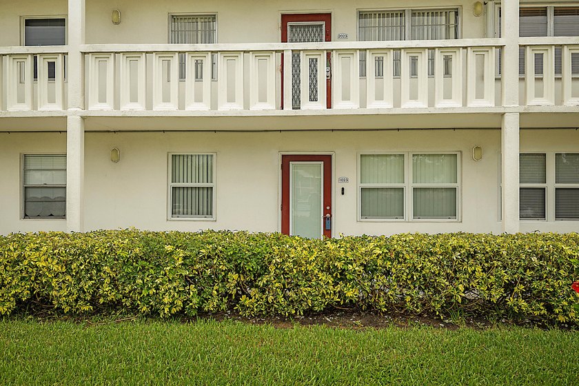 Move right into this beautifully updated first-floor condominium - photo 2