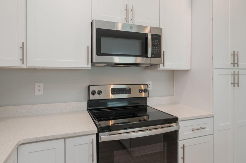 Welcome to 416 Date Palm Lane, a beautifully maintained end-unit - photo 15