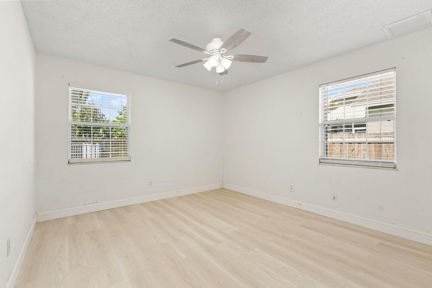 Beautifully maintained home in Port St. Lucie. Major updates - photo 17