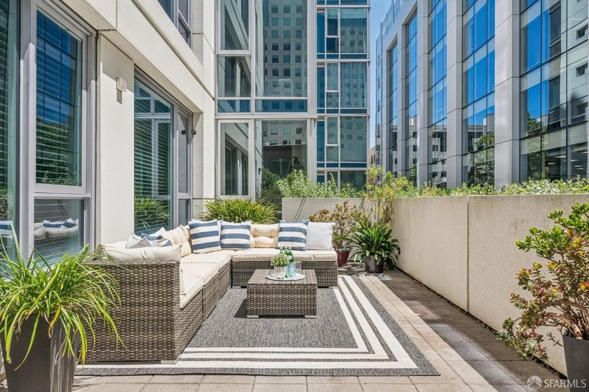 BLU 2 bedroom unit with a HUGE approx. 400 square foot private - photo 2