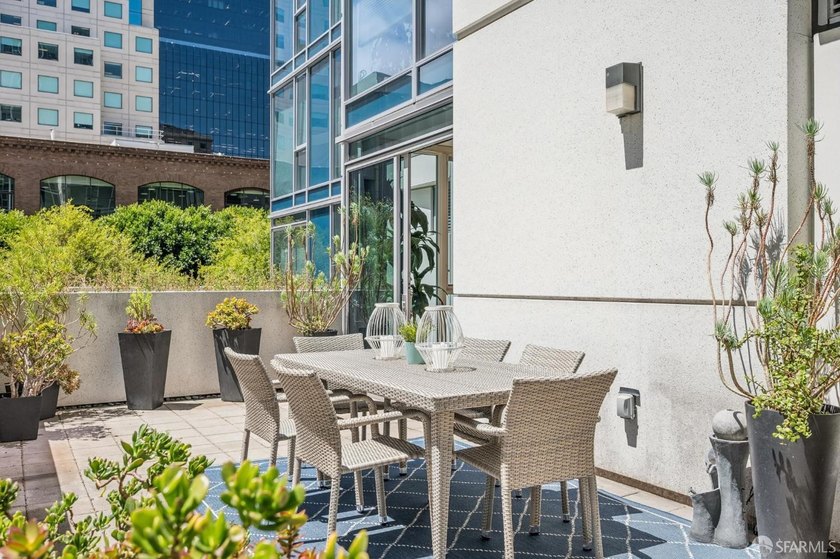 BLU 2 bedroom unit with a HUGE approx. 400 square foot private - photo 3