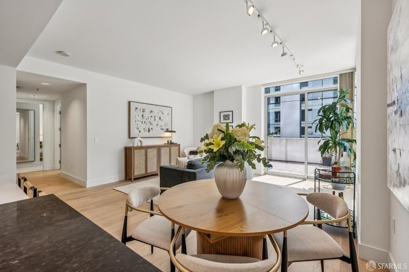 BLU 2 bedroom unit with a HUGE approx. 400 square foot private - photo 6