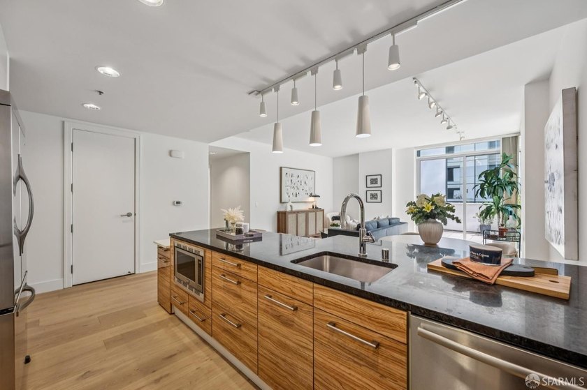 BLU 2 bedroom unit with a HUGE approx. 400 square foot private - photo 7