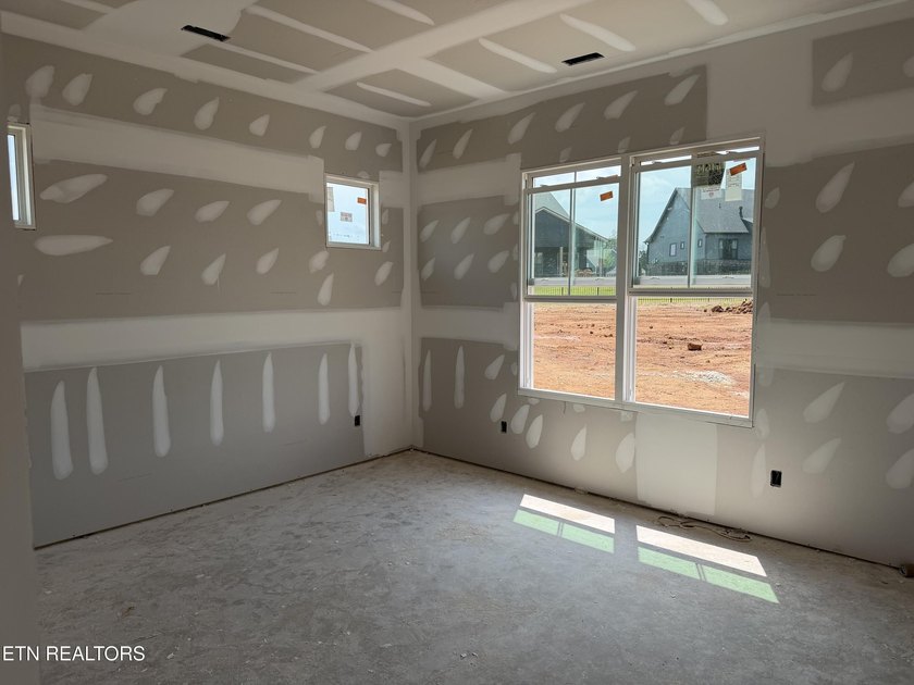 Welcome home to the Acacia! This thoughtfully designed 5-bed, 3 - photo 10