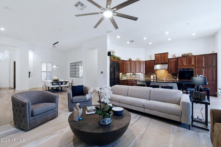 A Masterfully Updated Retreat in Guard-Gated Anthem Country - photo 7