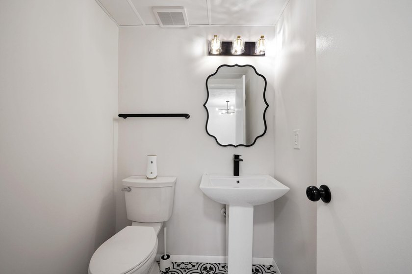 Welcome to this thoughtfully renovated, one-bedroom - photo 10