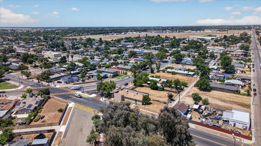 2523 sq ft commercial/ mixed use building on 17,500 sq ft lot - photo 3