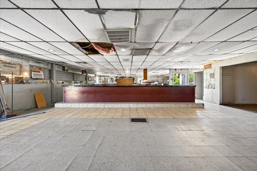 2523 sq ft commercial/ mixed use building on 17,500 sq ft lot - photo 5