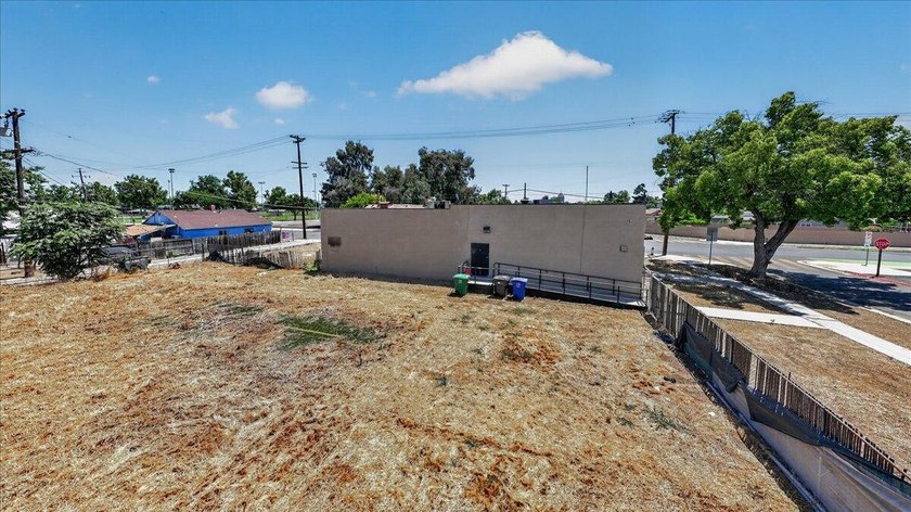 2523 sq ft commercial/ mixed use building on 17,500 sq ft lot - photo 9