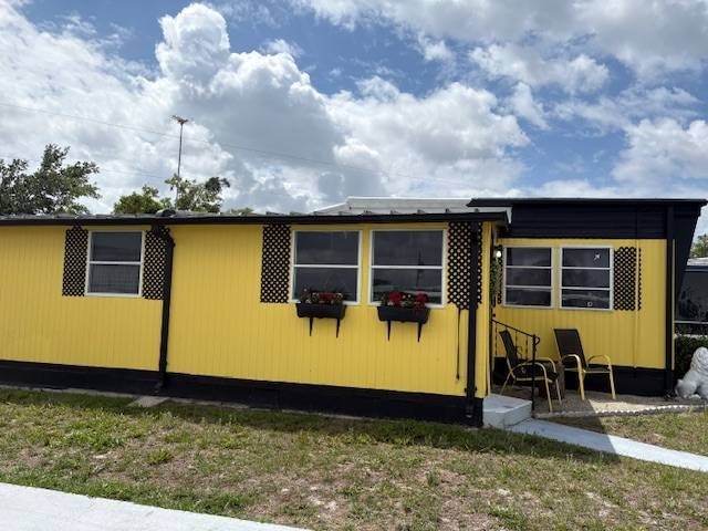 Welcome to easy, carefree Florida living in this charming and - photo 18